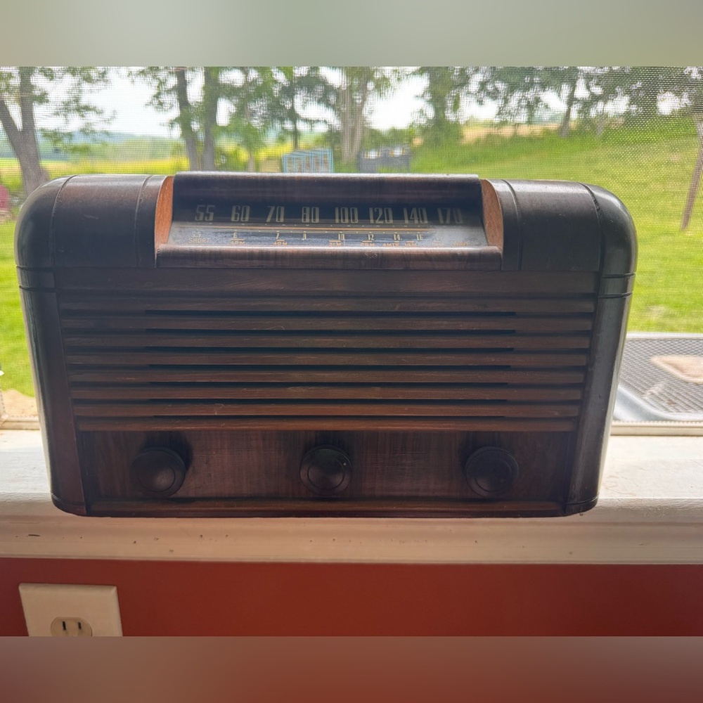 Retro 50’s style radio ( decorative only)